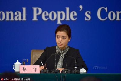 发改委记者会举行 美女翻译吸睛