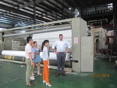 澳大利亚客商来厂考察,选择“建益”膨润土防水毯制品